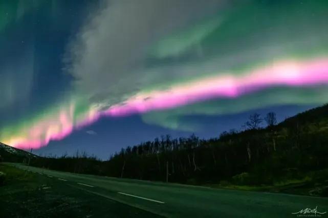 太阳风暴来袭，挪威北部惊现罕见粉红色极光